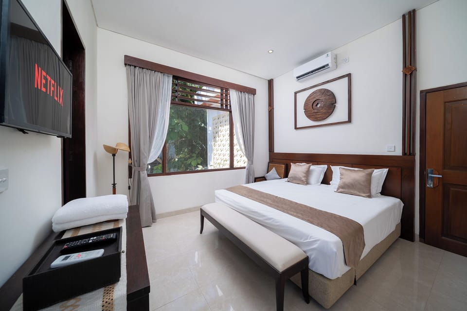 Deluxe Room, 1 Queen Bed, Pool View | Desk, WiFi (free), bed sheets