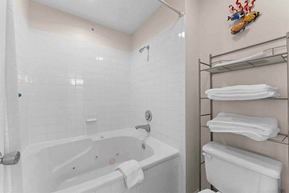 Pond View Escape - Resort Access Apartment in Hollister