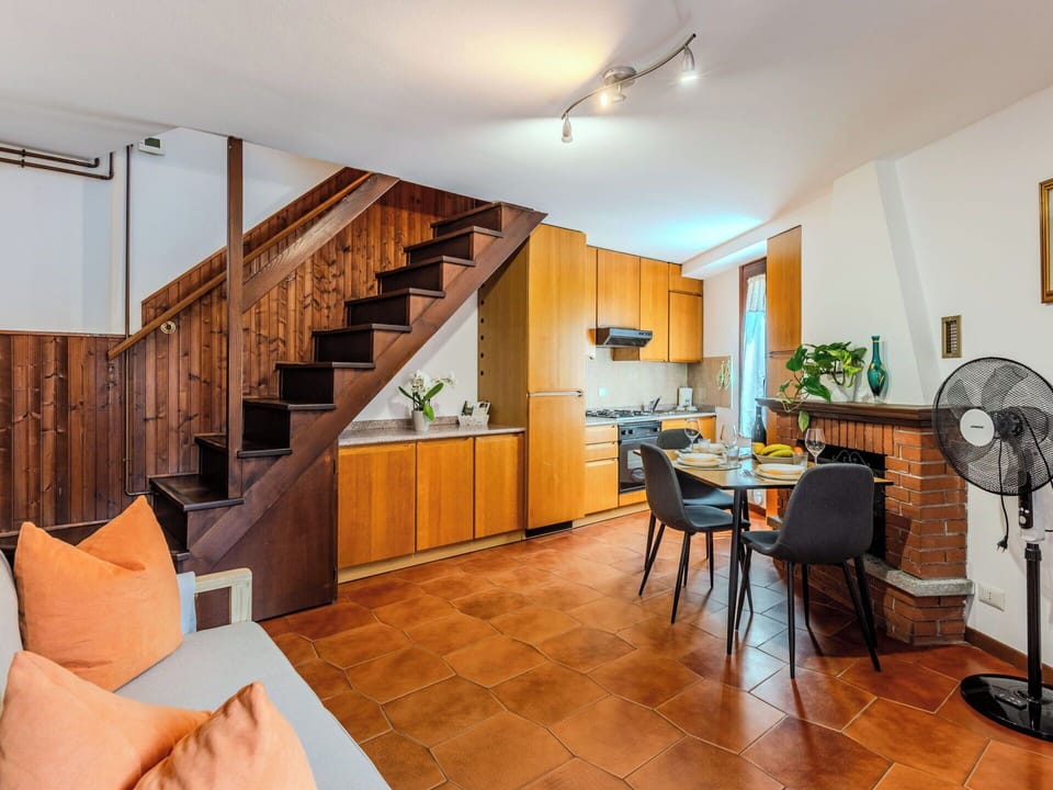Flooring, Interior Design, Wood, Floor, Furniture, Ceiling, Room, Apartment, Wood Stain, Hardwood
