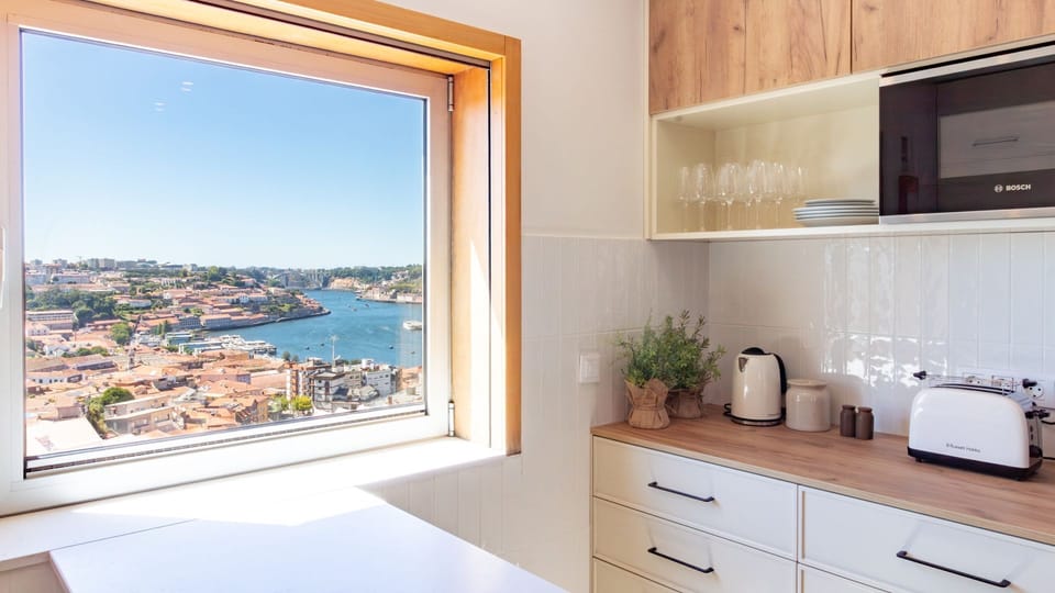 Gaze out at the stunning river and city views from your well-appointed kitchen, where enjoying a morning coffee or an evening meal feels like a true escape. This bright space allows you to prepare delicious meals while soaking in the vibrant cityscape.
