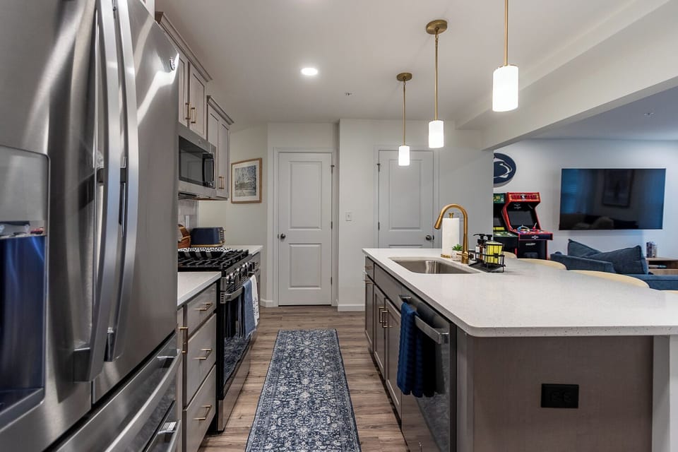A fully equipped kitchen with plenty of prep space and seating, so meals at home are easy—whether you’re making a quick game-day breakfast or dinner for the whole crew.