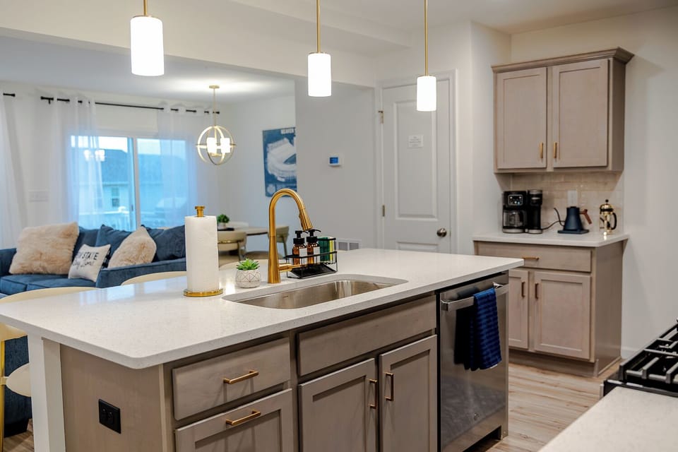 The heart of Valley House—an oversized island for morning coffee, quick breakfasts, late-night snacks, and everything in between.
