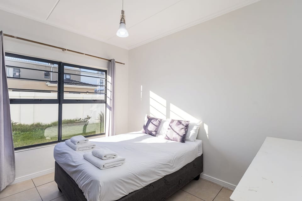 Deluxe Apartment, Garden View | Iron/ironing board, WiFi (free)