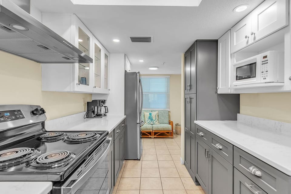 Condo, 1 King Bed (Shalimar 302) | Private kitchen