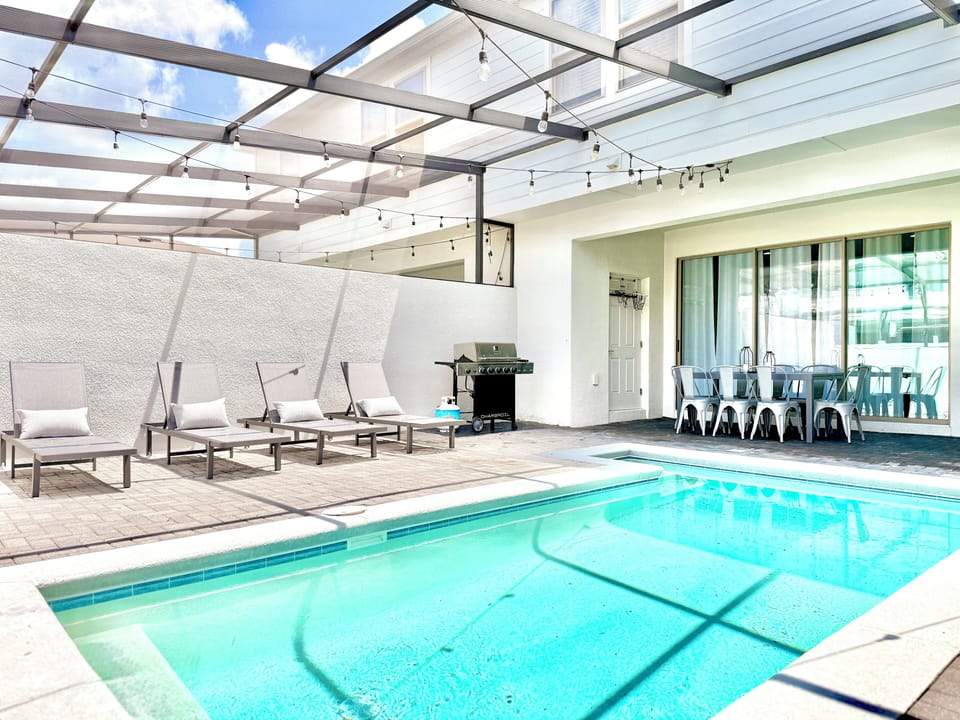 Everything needed outdoors: private pool, BBQ grill, loungers & dining table.