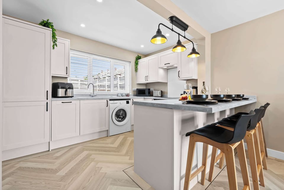 Cook with ease in the fully equipped modern kitchen at Blue Puffin Stays Short Lets & Serviced Accommodation, complete with quality appliances, cookware, crockery, and everything you need for a home-from-home stay