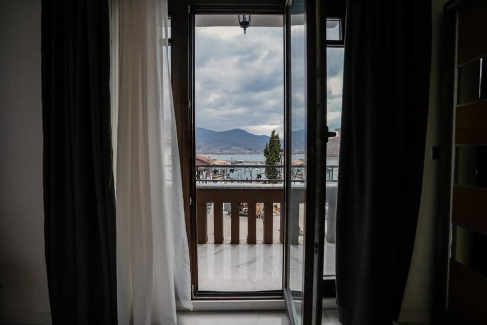 Apartment, Balcony, Lake View | Interior