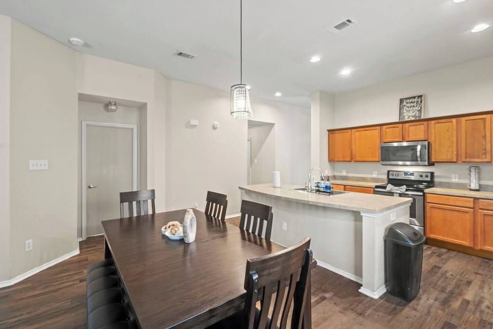 Seamless flow from the kitchen to the dinner table.