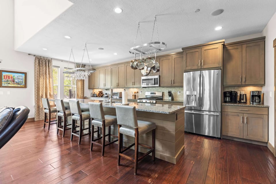 Well Appointed Kitchen with Breakfast Bar