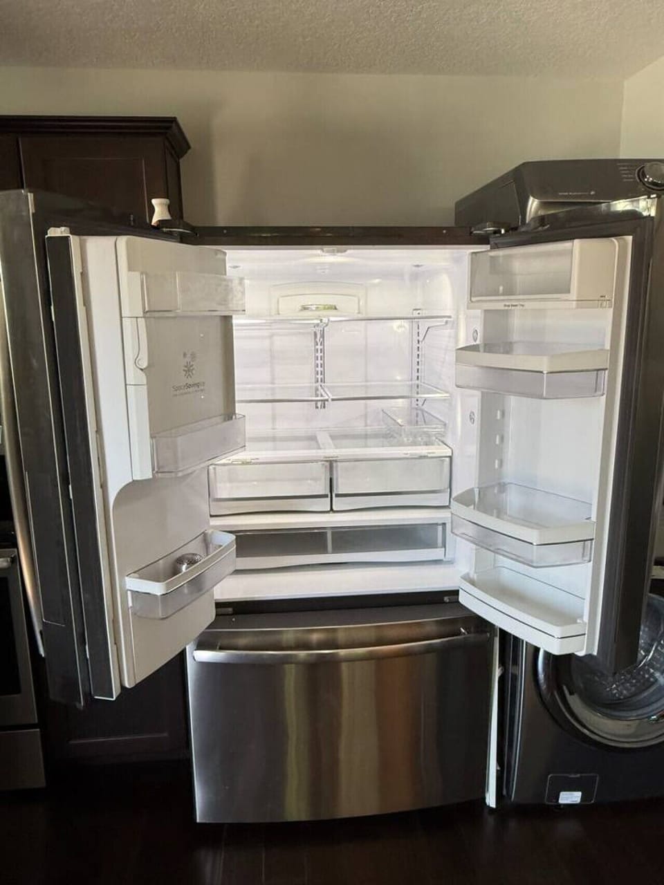 This double sided fridge and freezer drawer pullout can pack all of your needs during your stay. Our Airbnb is also equipped with filtered water throughout and has a built in icemaker for crushed or cubes.