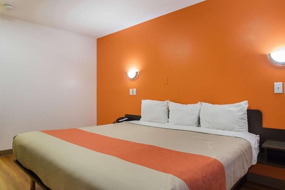 1 King, Non-Smoking, Mobility, Accessible | Desk, laptop workspace, iron/ironing board (on request), WiFi (free)