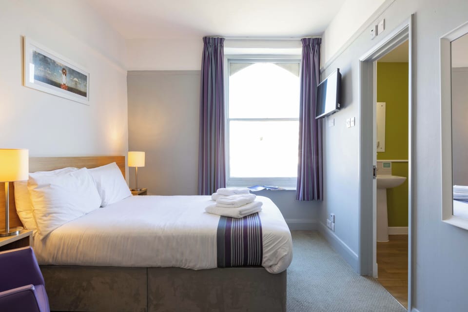 Iron/ironing board, bed sheets