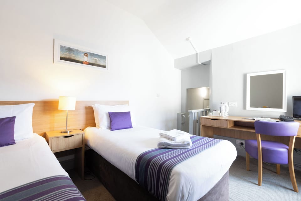 Iron/ironing board, bed sheets