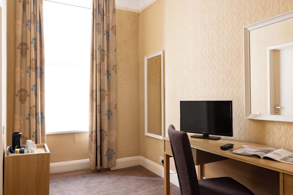 Iron/ironing board, bed sheets