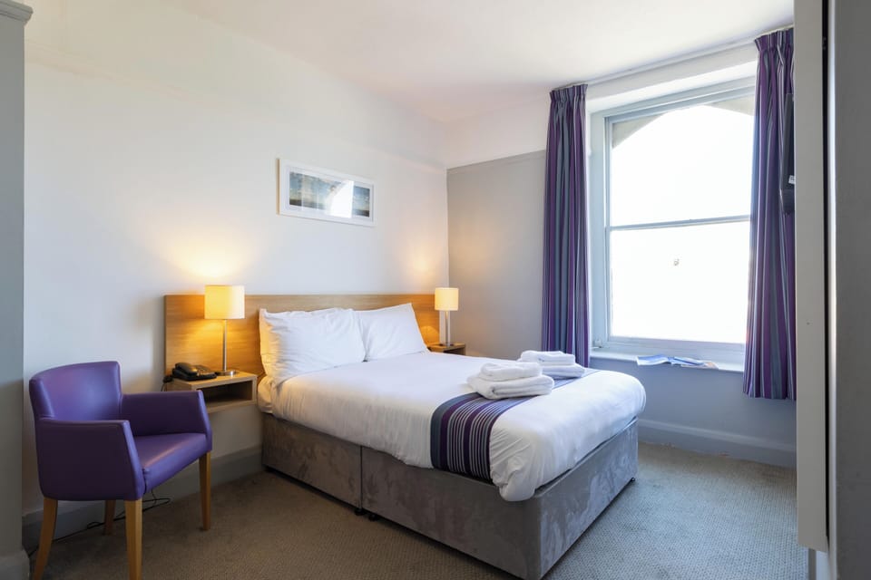 Iron/ironing board, bed sheets