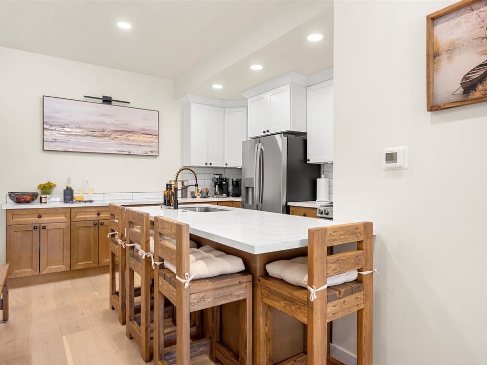Bright chef’s kitchen with island, seating & coffee bar