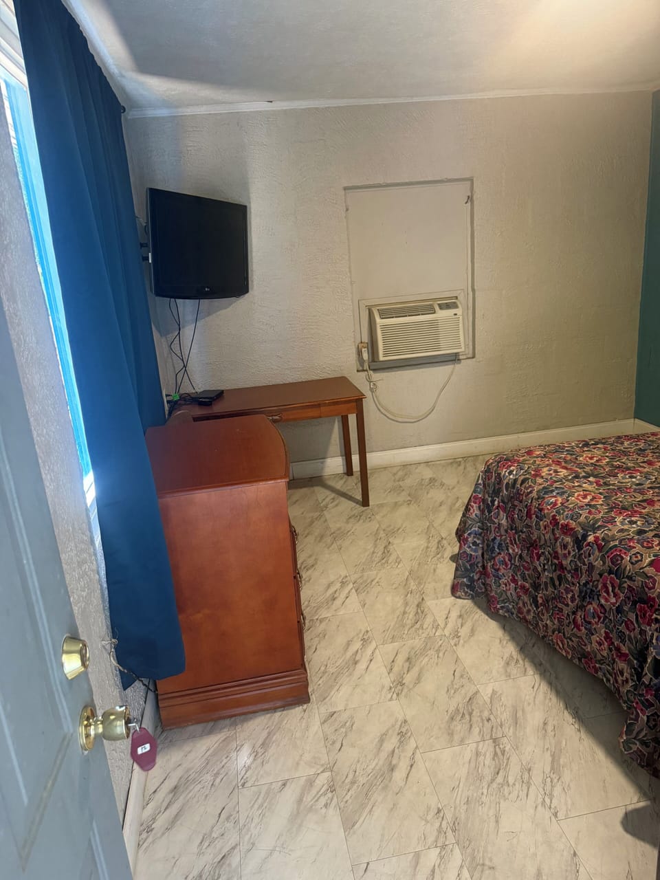Basic Single Room | Laptop workspace, WiFi (free)