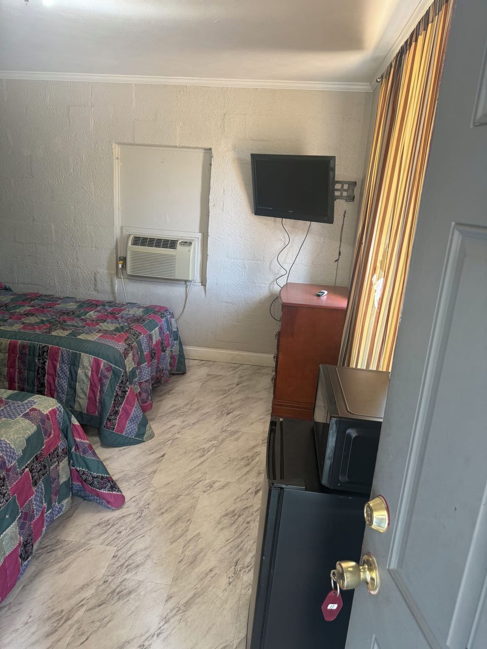 Basic Double Room | Laptop workspace, WiFi (free)