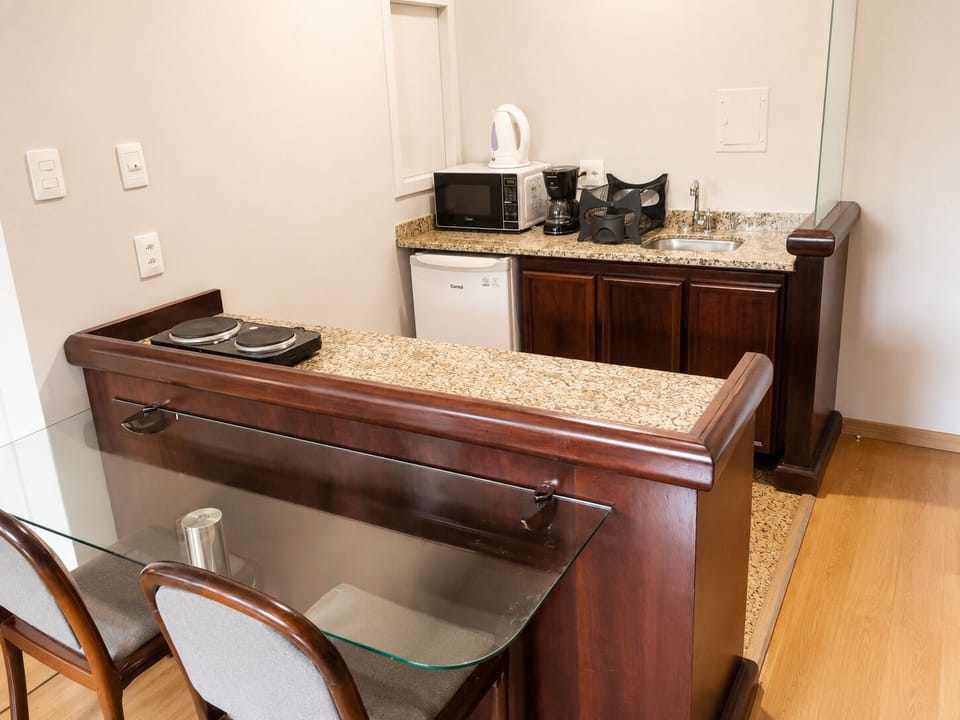 Studio Suite, 1 Queen Bed, Kitchen | Private kitchen | Mini-fridge, microwave, stovetop, cookware/dishes/utensils