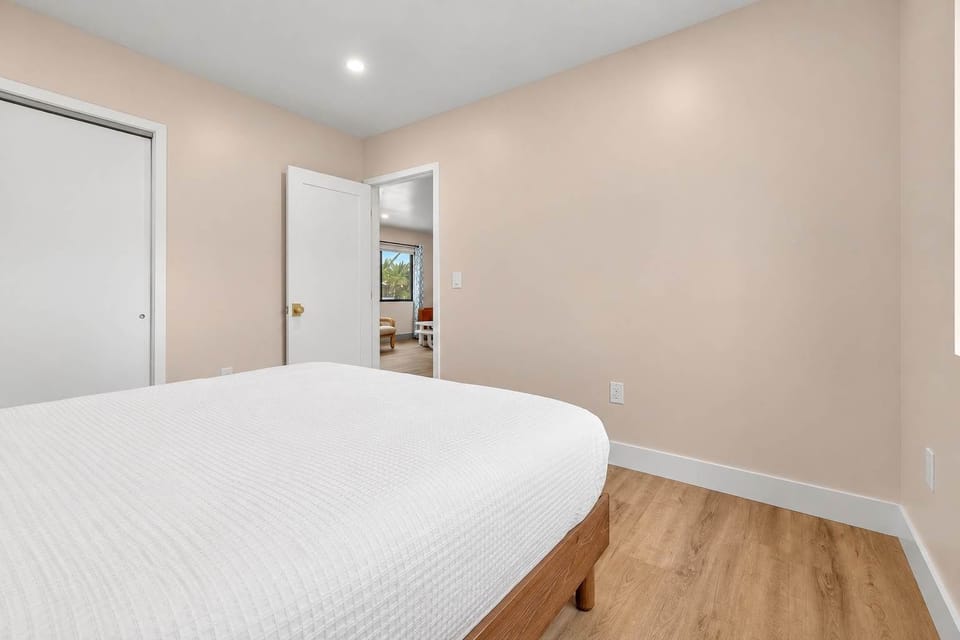 ☀️ Wake up refreshed in this comfortable bedroom, where modern touches and a serene setting create a true home-away-from-home experience.