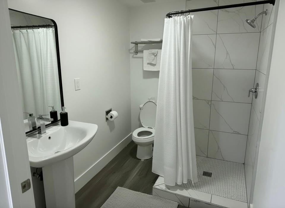 Standard Studio | Bathroom | Shower