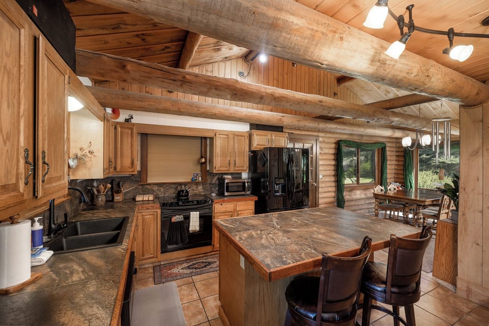 Well equipped kitchen | Upper Level