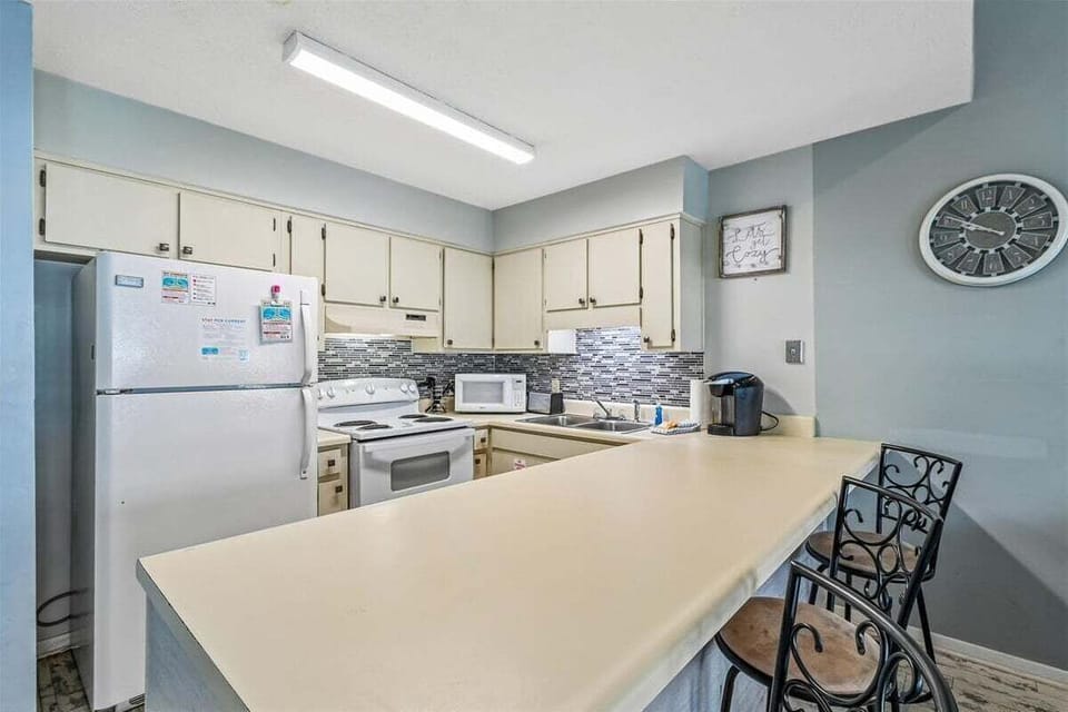 Full Kitchen with Peninsula seating