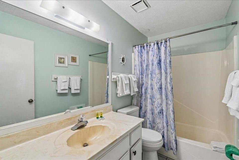 Bathroom with tub shower combo and Toilet