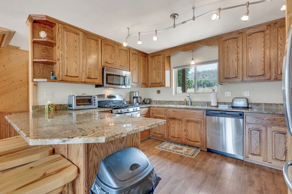 Kitchen
•Toaster Oven
•Microwave
•Dishwasher