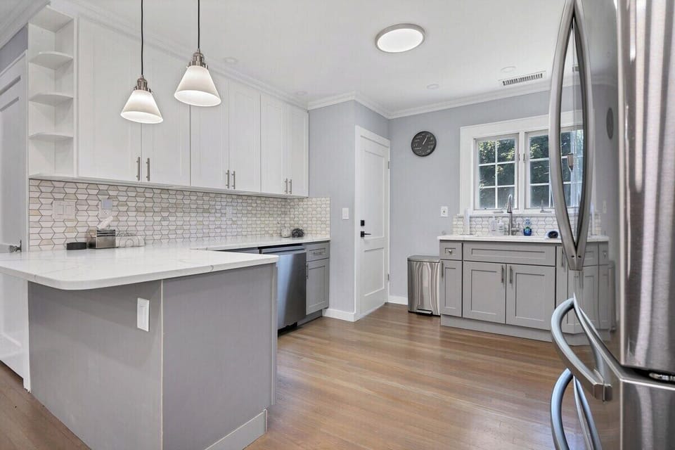 Luxury Suite (Upstairs) | Private kitchen | Full-size fridge, microwave, stovetop, dishwasher