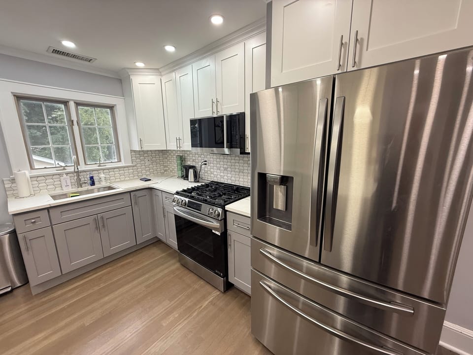 Full-size fridge, microwave, stovetop, dishwasher