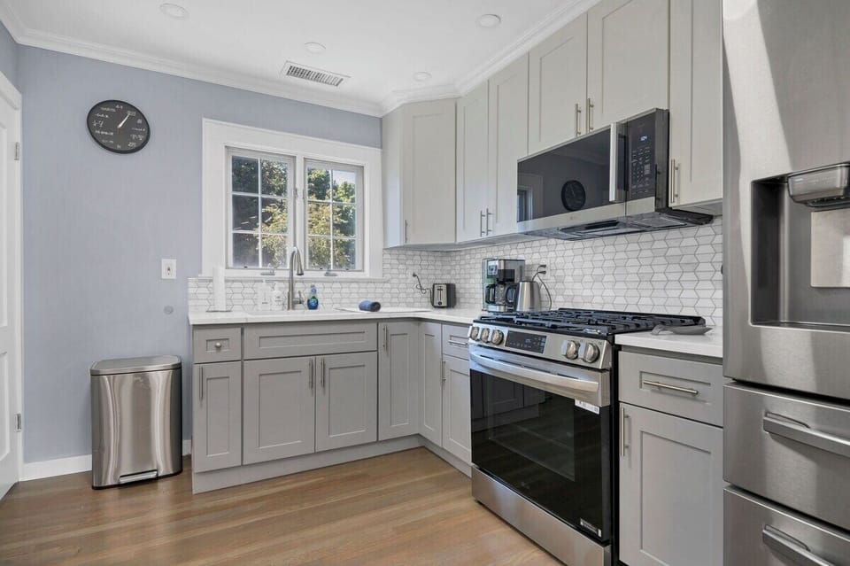 Luxury Suite (Upstairs) | Private kitchen | Full-size fridge, microwave, stovetop, dishwasher