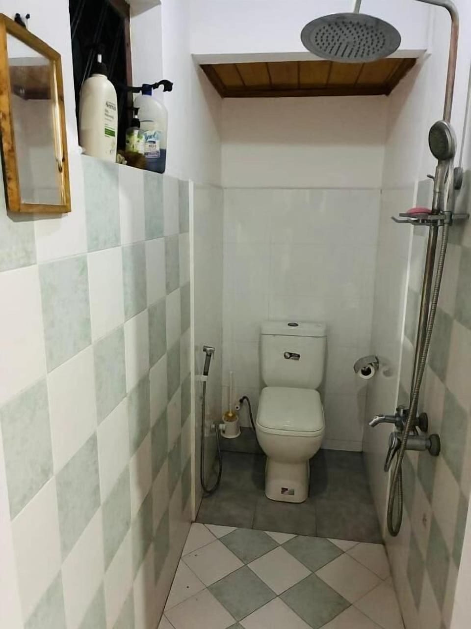 Shower, towels, soap, shampoo