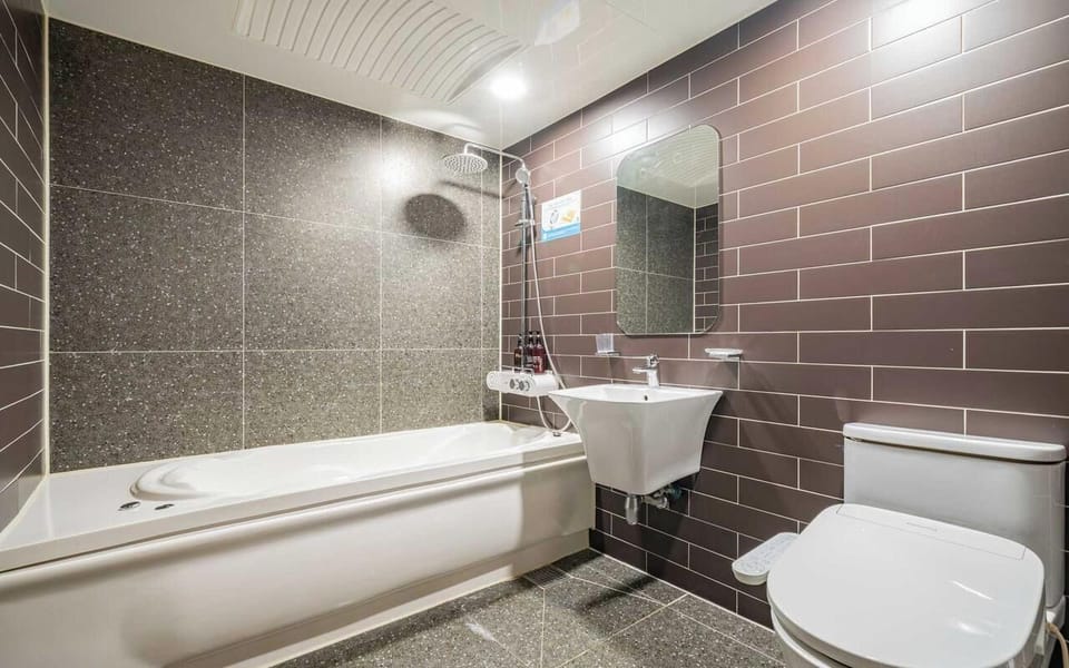 Signature Twin Room | Bathroom | Free toiletries, hair dryer, towels, soap