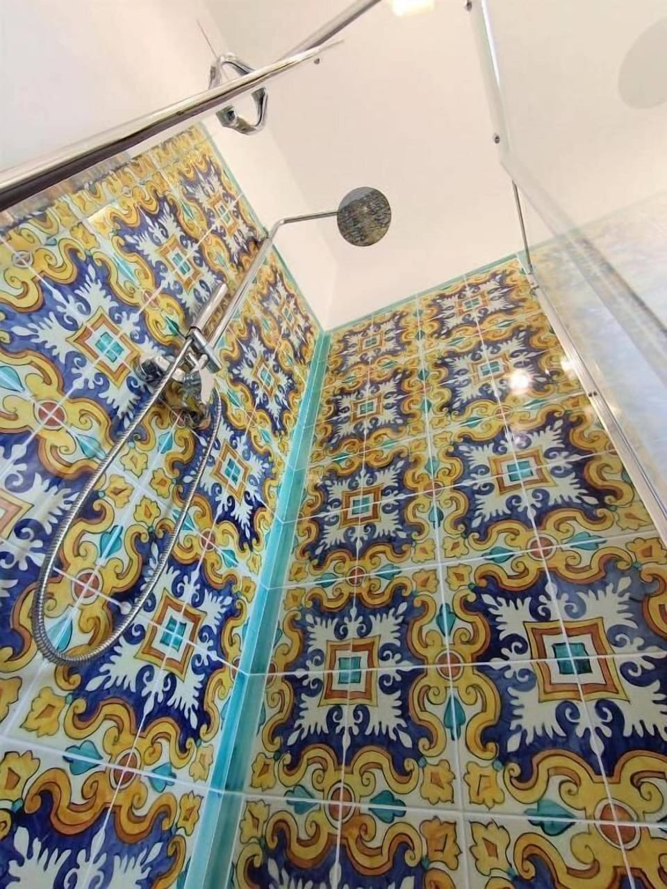 Comfort Suite, Balcony, City View | Bathroom | Free toiletries, hair dryer, towels, soap