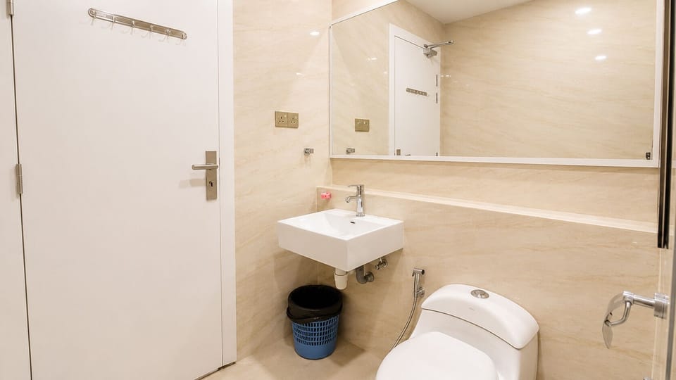 Deluxe Apartment, City View | Bathroom