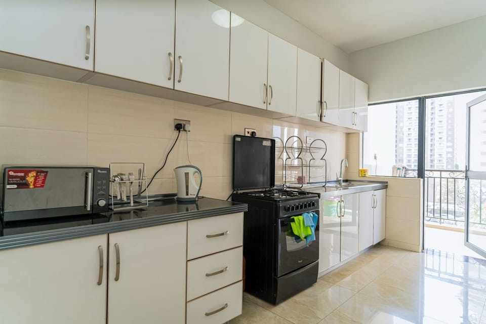 Classic Apartment, Balcony, City View | Private kitchen | Coffee/tea maker, microwave, oven, stovetop