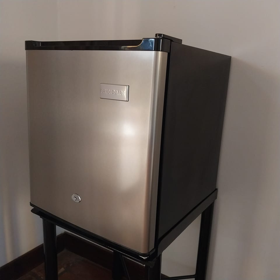 Comfort Room | Minibar, in-room safe, desk, blackout drapes