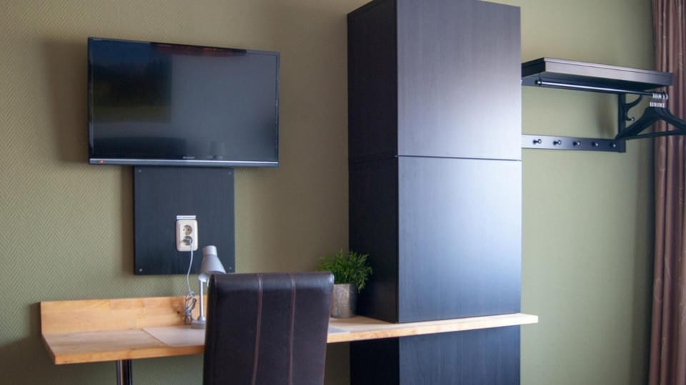 Desk, cribs/infant beds, rollaway beds, free WiFi