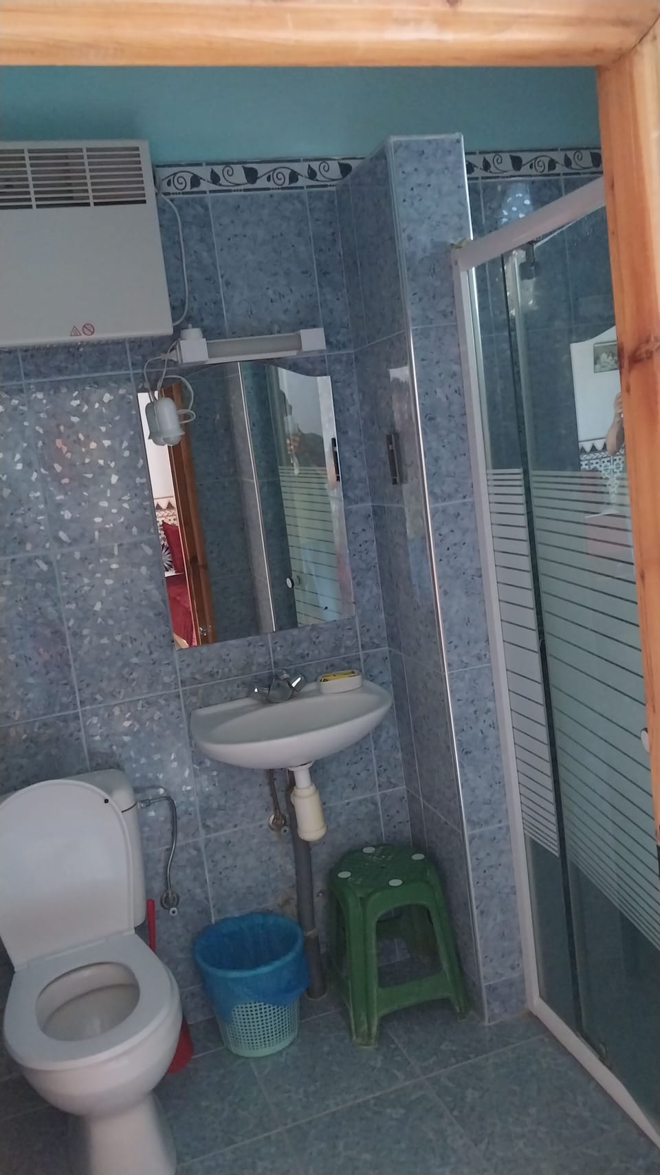 Combined shower/tub, rainfall showerhead, towels