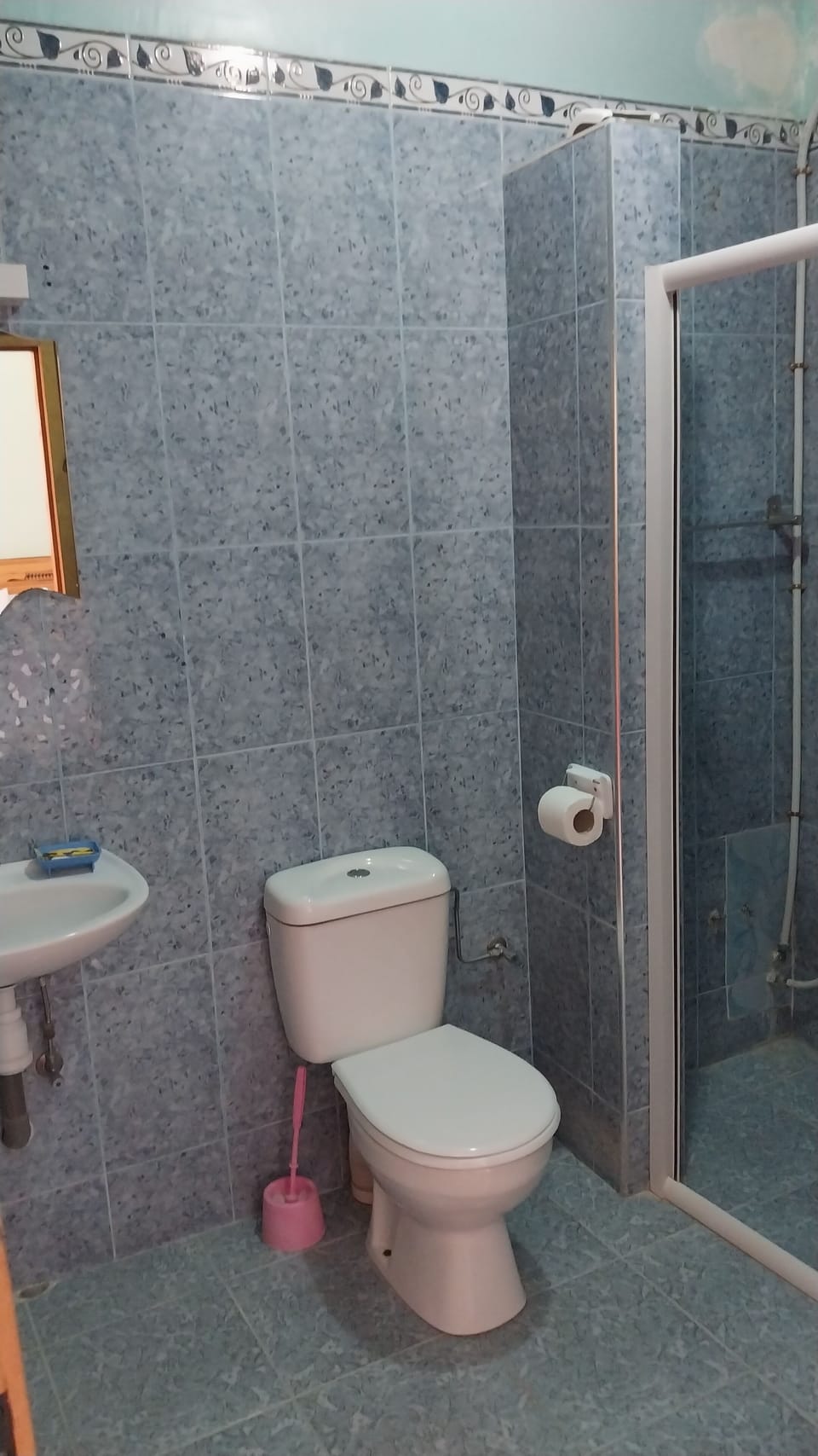 Combined shower/tub, rainfall showerhead, towels