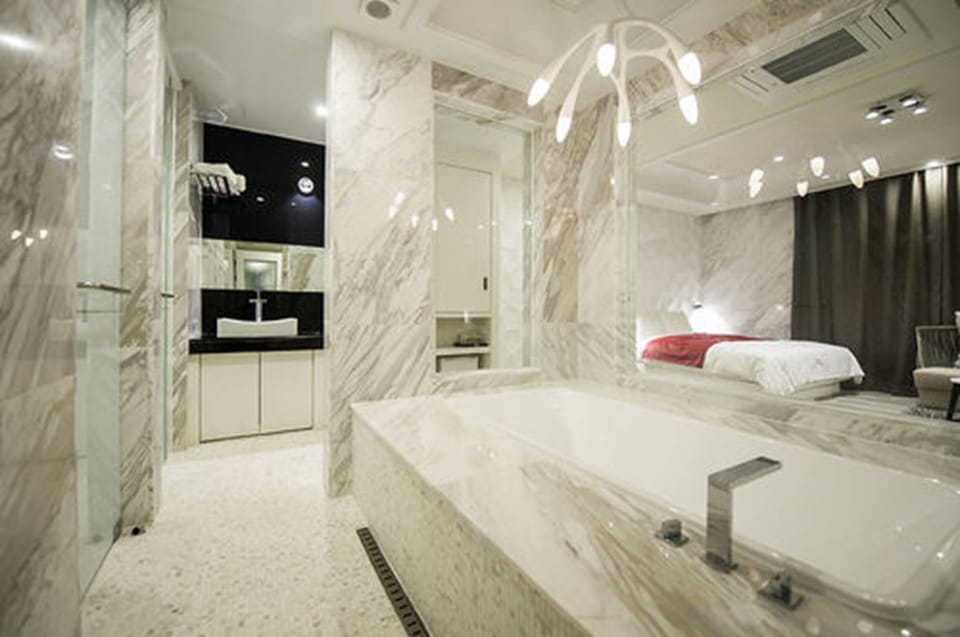 Suite | Bathroom | Separate tub and shower, deep soaking tub, free toiletries, hair dryer