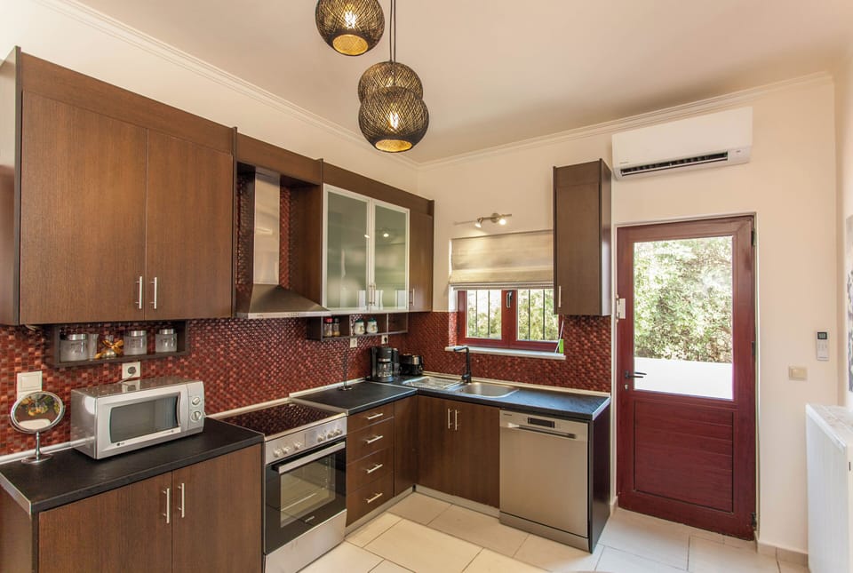 Villa, Mountain View | Private kitchen | Coffee/tea maker, full-size fridge, microwave, oven