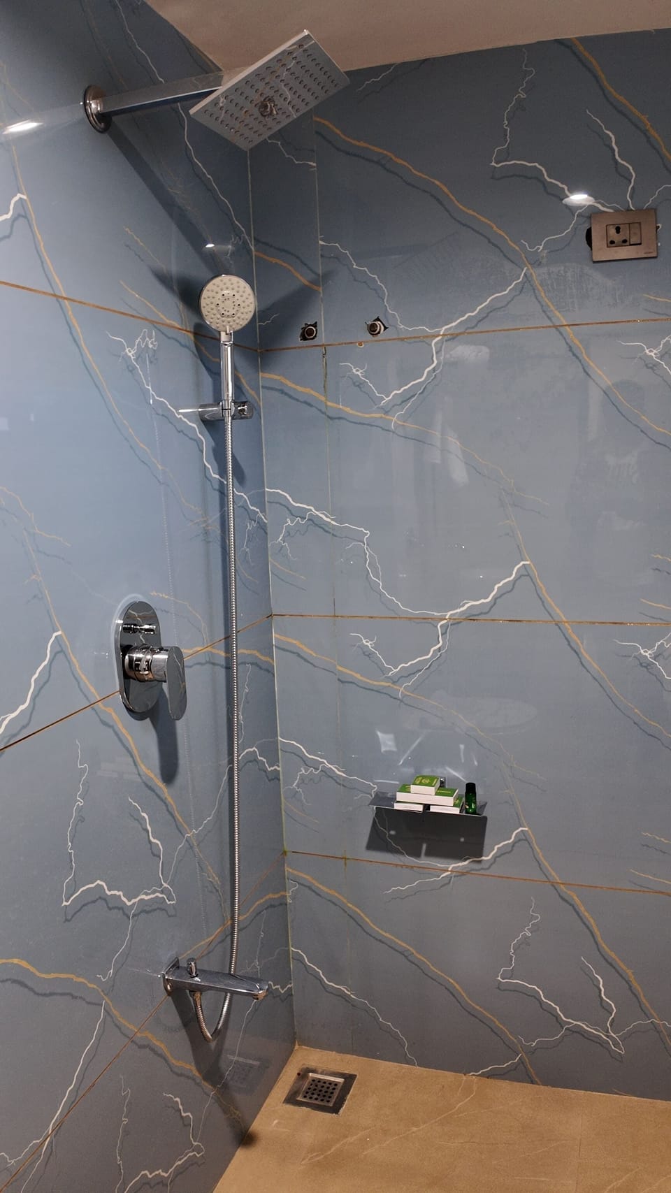 Deluxe Double or Twin Room, Garden View | Bathroom | Hair dryer, towels, soap, shampoo
