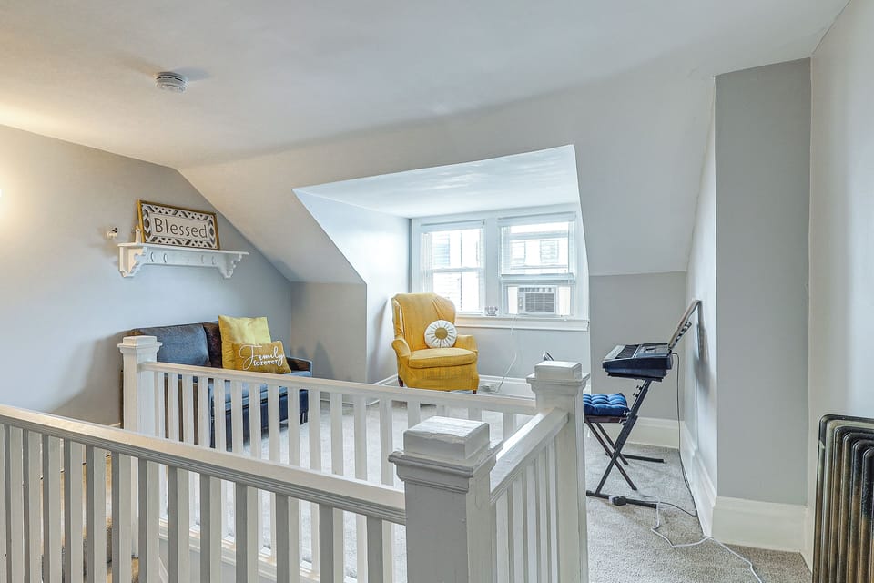 Loft-Level Lounge