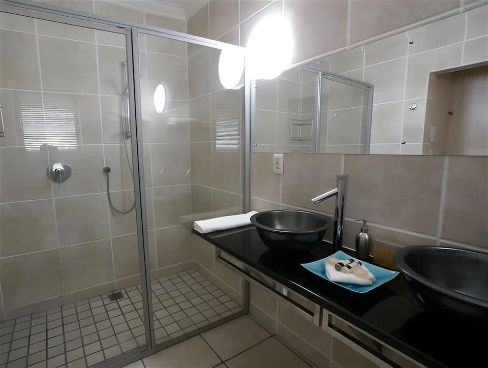 Deluxe Room, Garden View | Bathroom | Free toiletries, hair dryer, towels, soap