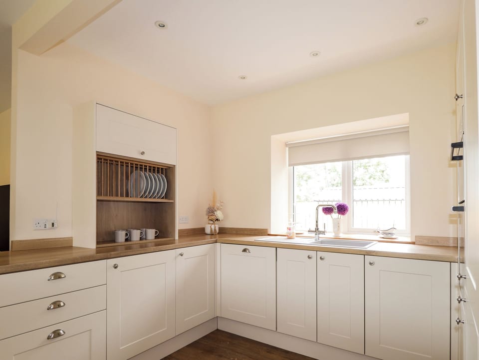 Cottage | Private kitchen | Dishwasher, cookware/dishes/utensils