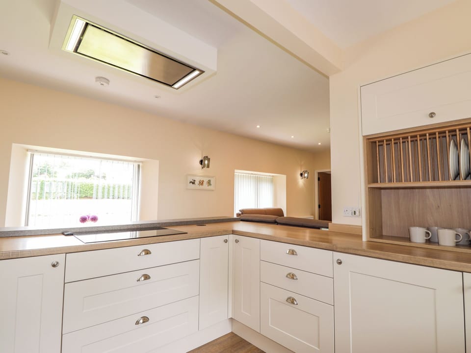Cottage | Private kitchen | Dishwasher, cookware/dishes/utensils