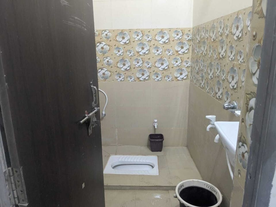 Standard Room | Bathroom | Shower, soap, shampoo