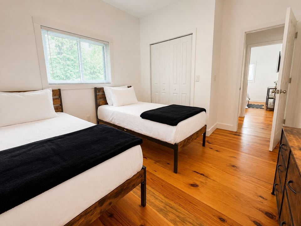 Bedroom 3 w/2 Twin Beds & Roku Smart TV